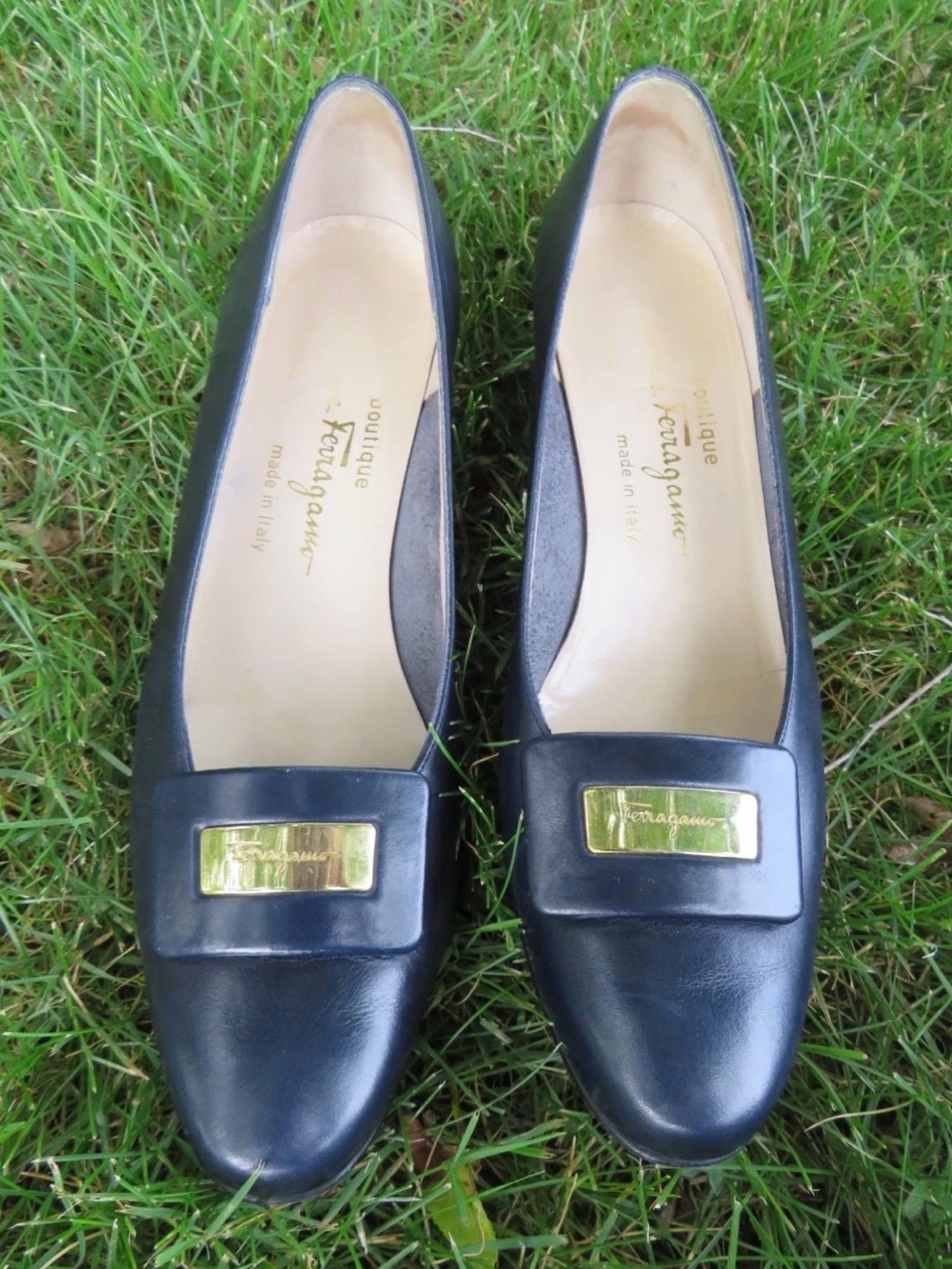 Vintage Salvatore Ferragamo Navy Leather Pumps Heels Gold Plaque 8.5 A2